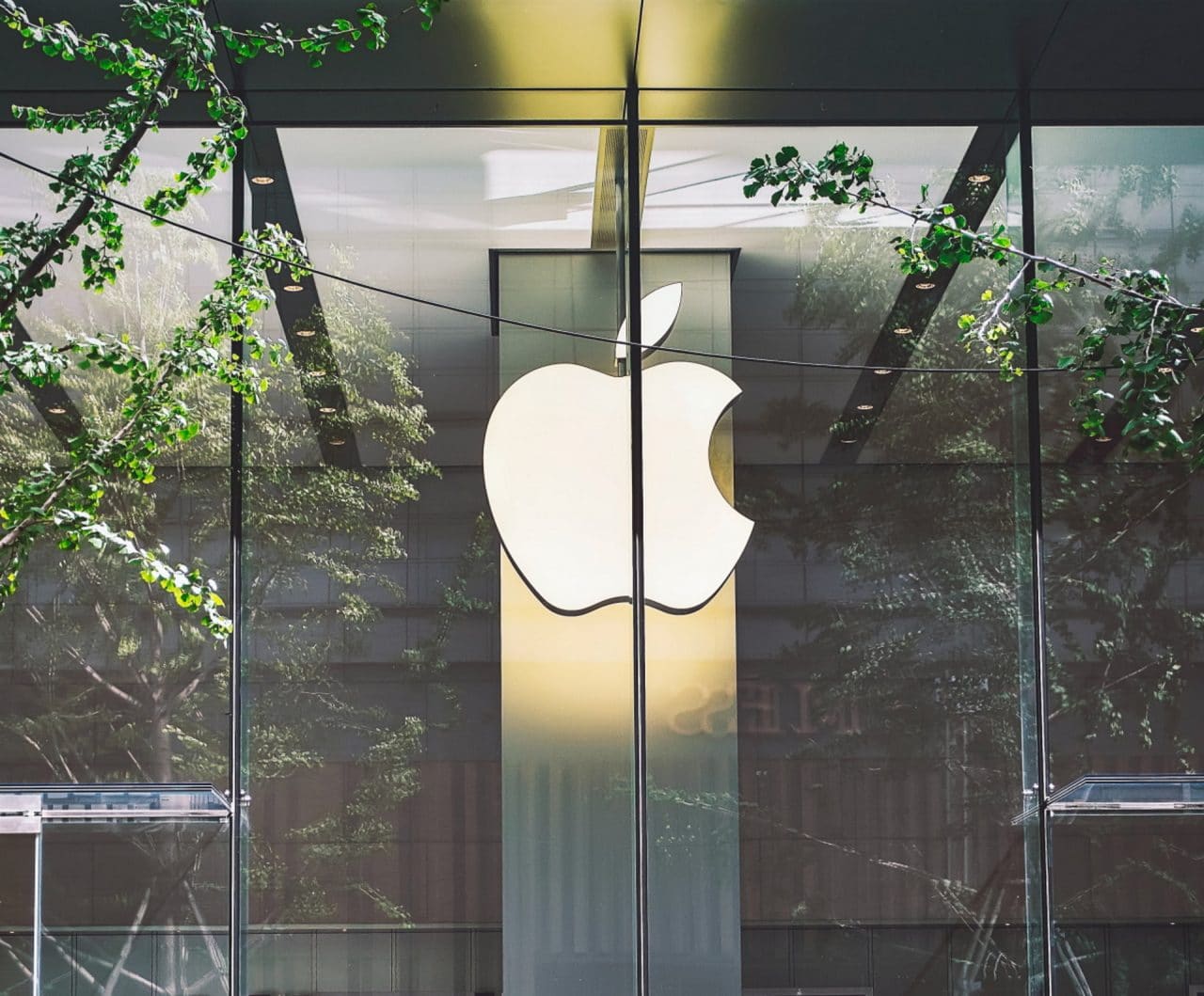 Imagem mostra fachada com logo da Apple, empresa que pode ter problemas com legislação antitruste nos Estados Unidos