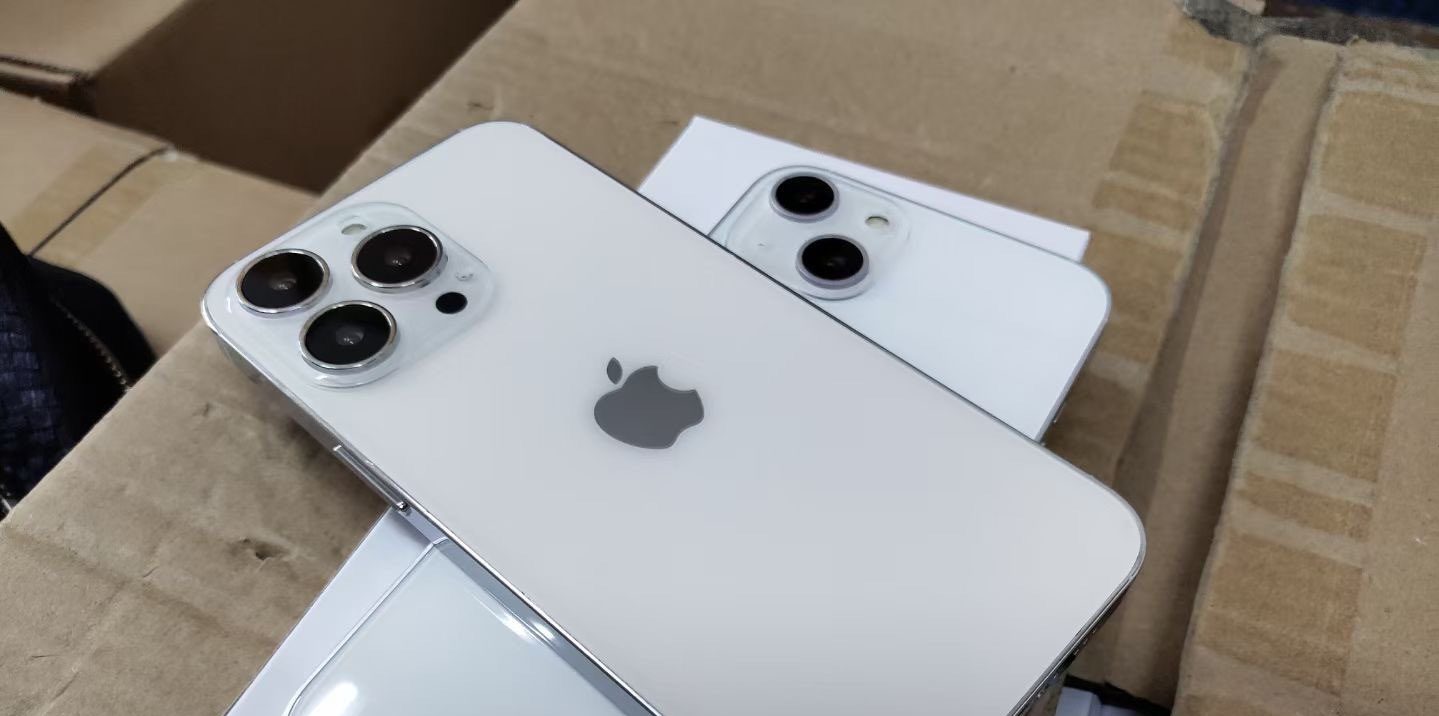 imagem de boneco do iPhone 13 vazada