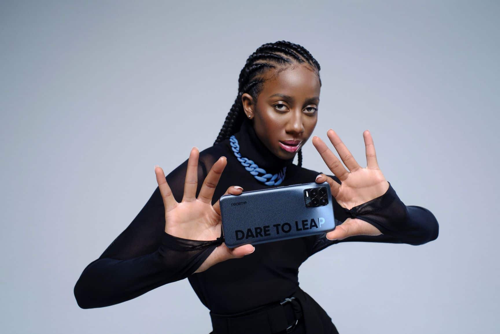 ex-BBB Camilla de Lucas em divulgação do Realme 8 Pro