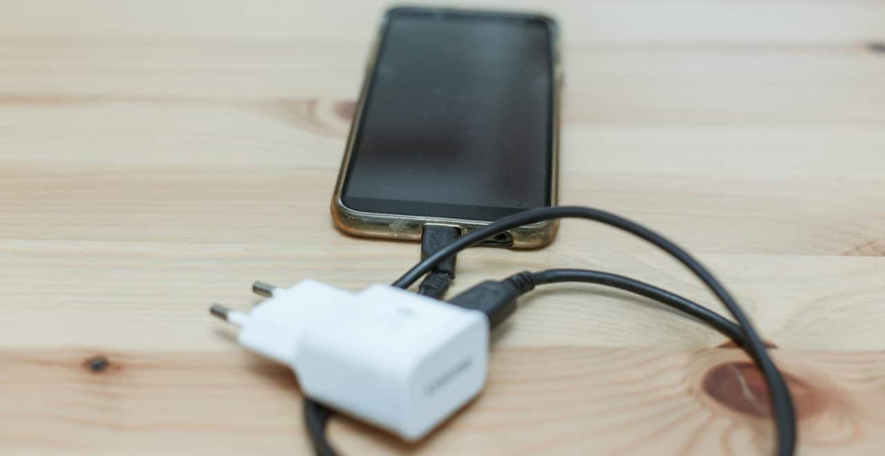 Celular com carregador e adaptador de energia