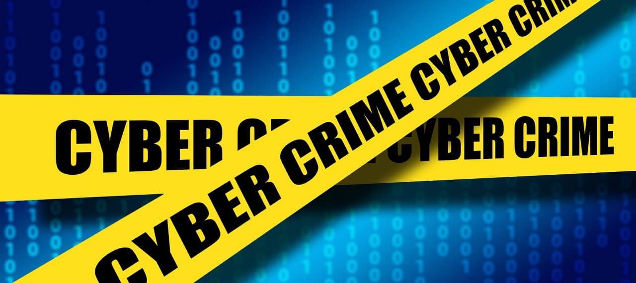 Imagem mostra fitas amarelas com a palavra cybercrime escrita. Motorola, Samsung e Apple terão que explicar ao Procon-SP como protegem seus celulares