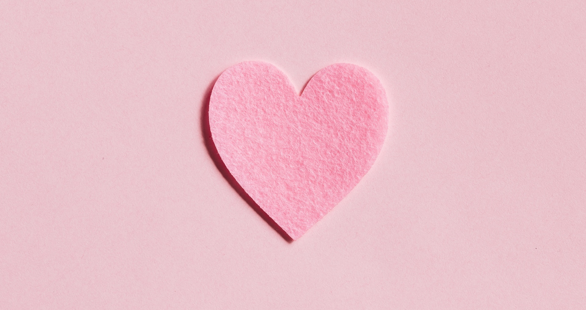 Imagem mostra coração rosa, simbolizando Huawei P50, que vazou com essa opção de cor