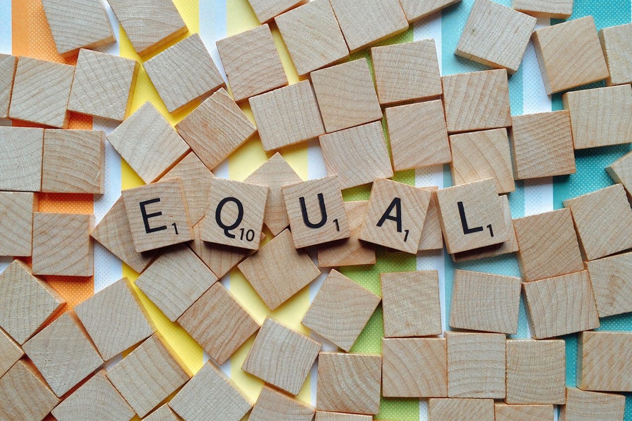 letras formando a palavra EQUAL, para ilustrar o app de teclado que combate expressões LGBTfóbicas