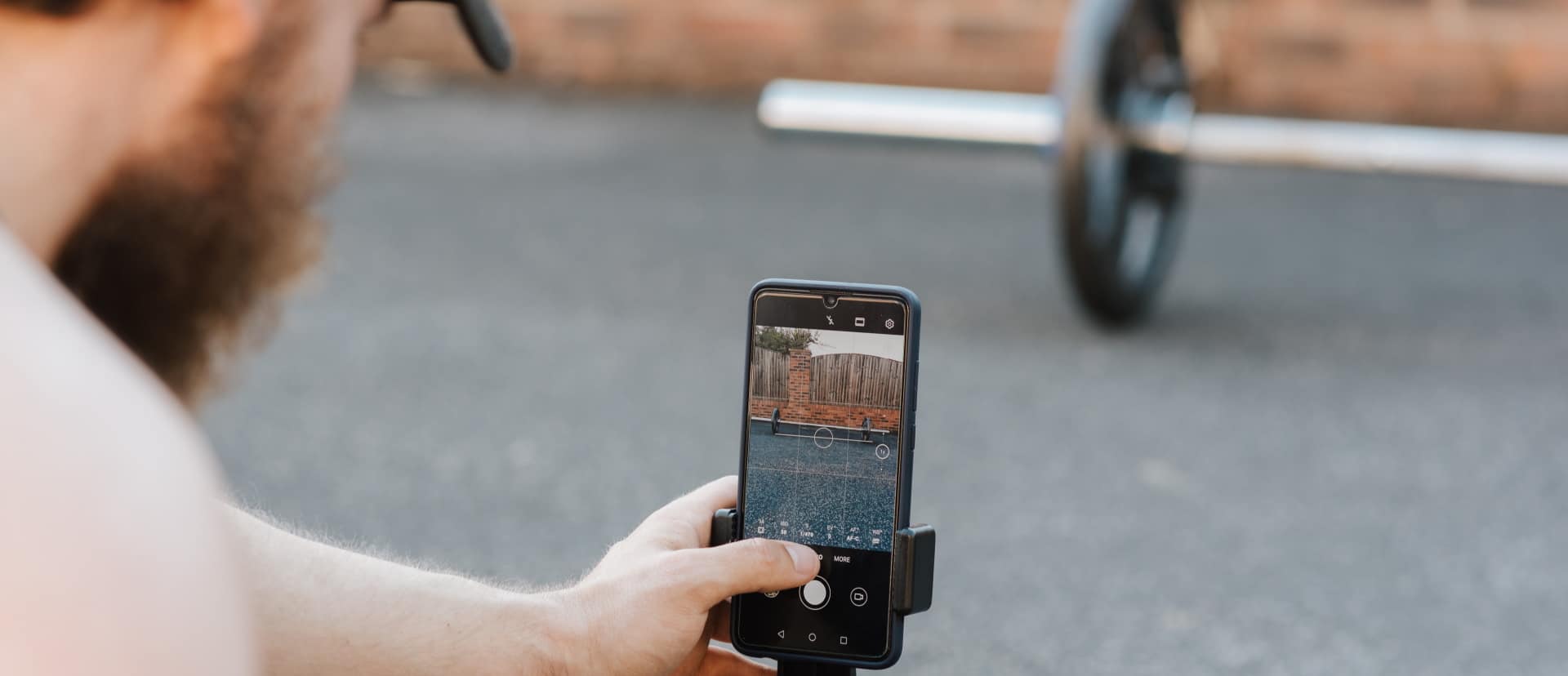 Imagem mostra pessoa tirando foto de um haltere e, com a nova função Live Text do iOS 15, ele poderá obter informações em tempo real sobre o produto