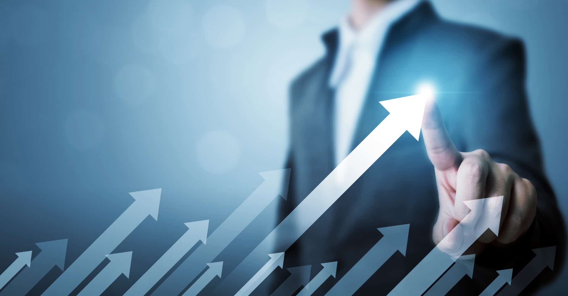 Imagem mostra gráfico com seta para cima, apontando aumento das vendas de smartphones ao fim do primeiro semestre