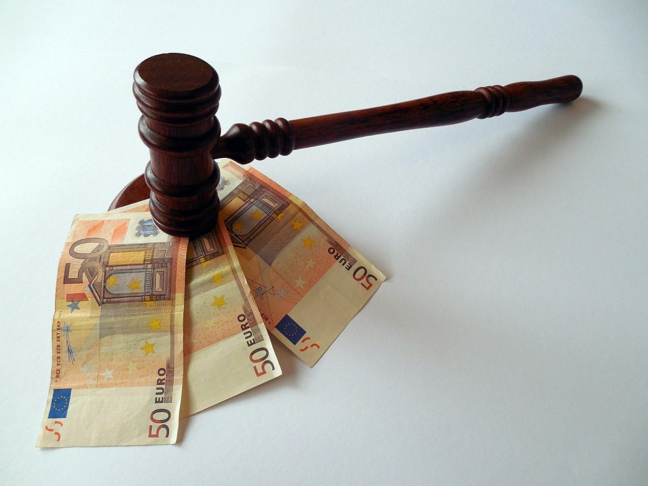 Um martelo e notas de Euro para ilustrar decisão do governo francês de multar o Google por causa de sua política anúncios