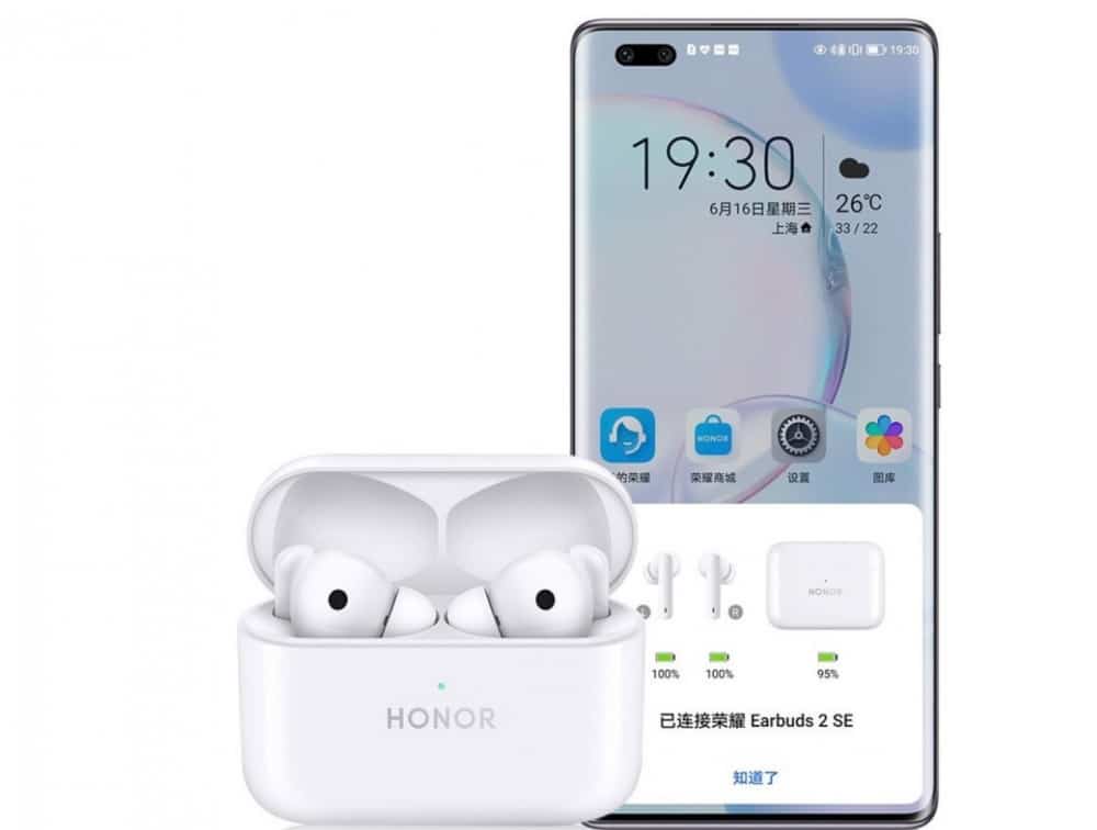 Imagem mostra fones Earbuds 2 SE ao lado de um celular Honor