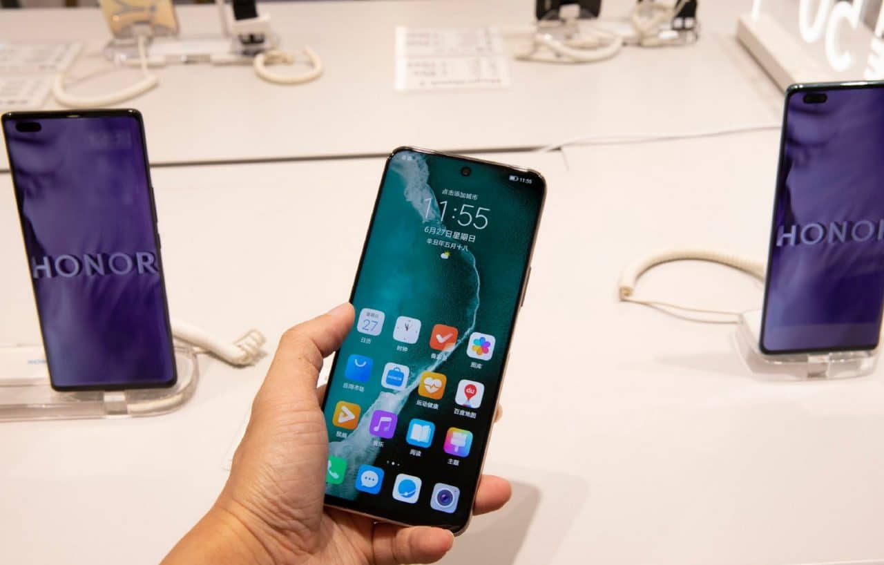 Imagem mostra pessoa segurando o Honor X20 SE, que ainda não tem data oficial para ser lançado