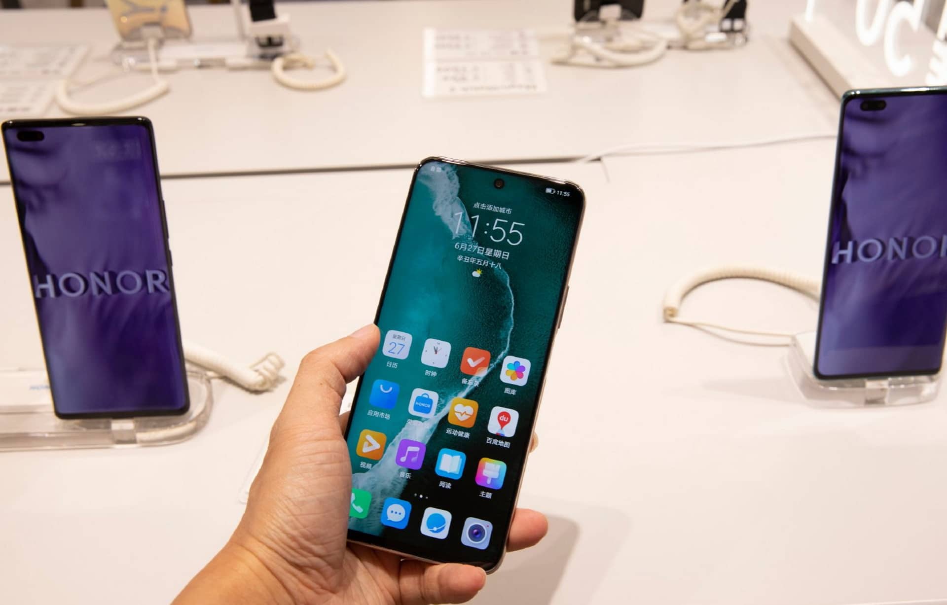 Imagem mostra pessoa segurando o Honor X20 SE, que ainda não tem data oficial para ser lançado