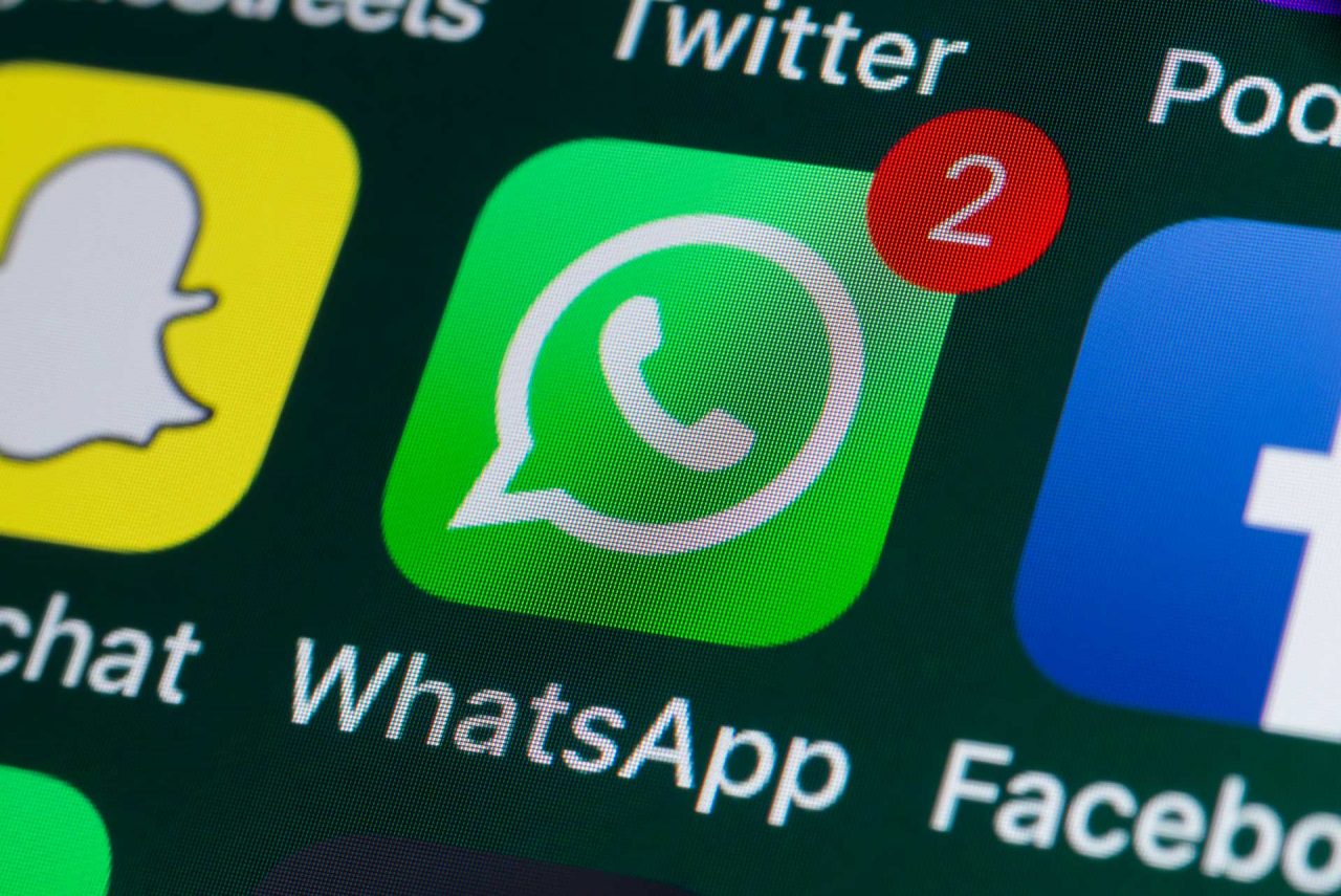 Proprietários de Negócios poderão utilizar o Whatsapp Business sem se preocupar, app ganhou recurso de esconder status de online para lojistas. Imagem: Stockcam/iStock Photos