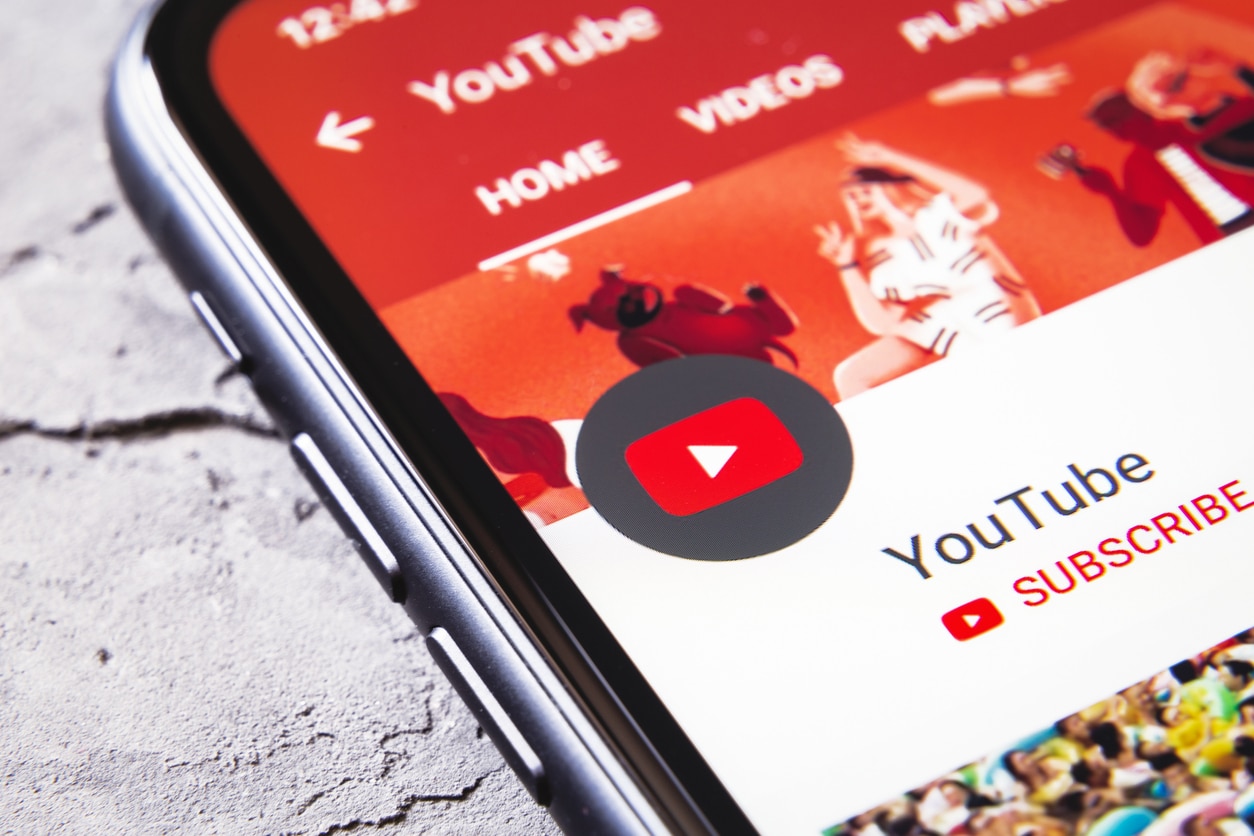 App do YouTube em um smartphone