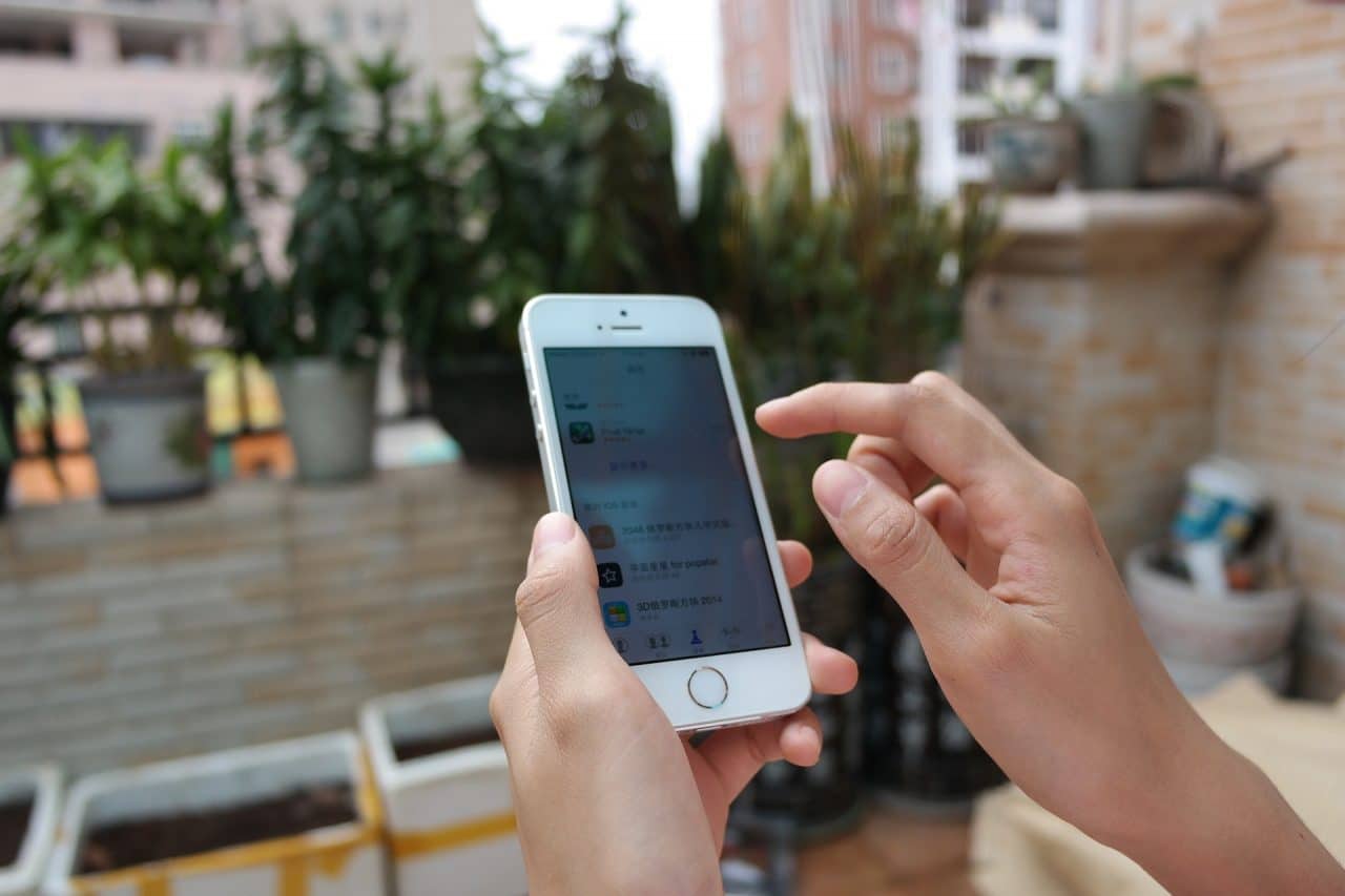 Imagem mostra pessoa mexendo no iPhone 5s, um dos modelos que receberão a nova atualização do iOS 12