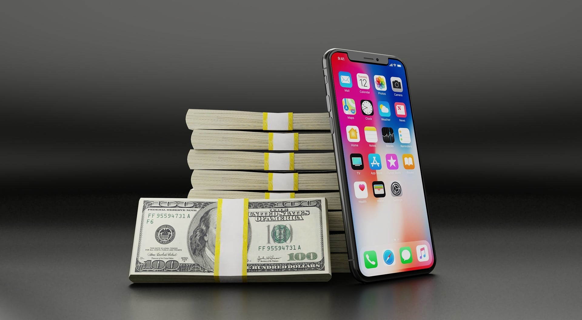 Imagem mostra uma pilha de dinheiro com um iPhone encostado nela. iOS 15 vai permitir que reembolso de compras em aplicativos seja feita diretamente dos apps