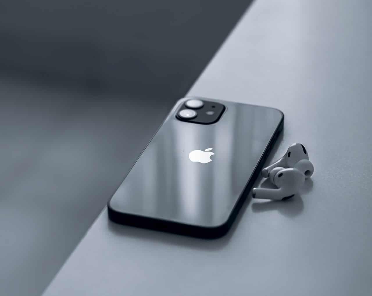 Imagem mostra iPhone deixado em cima de uma mesa. Atualização do Find my Phone, no iOS 15, permitirá rastreamento mesmo com celular apagado ou desligado