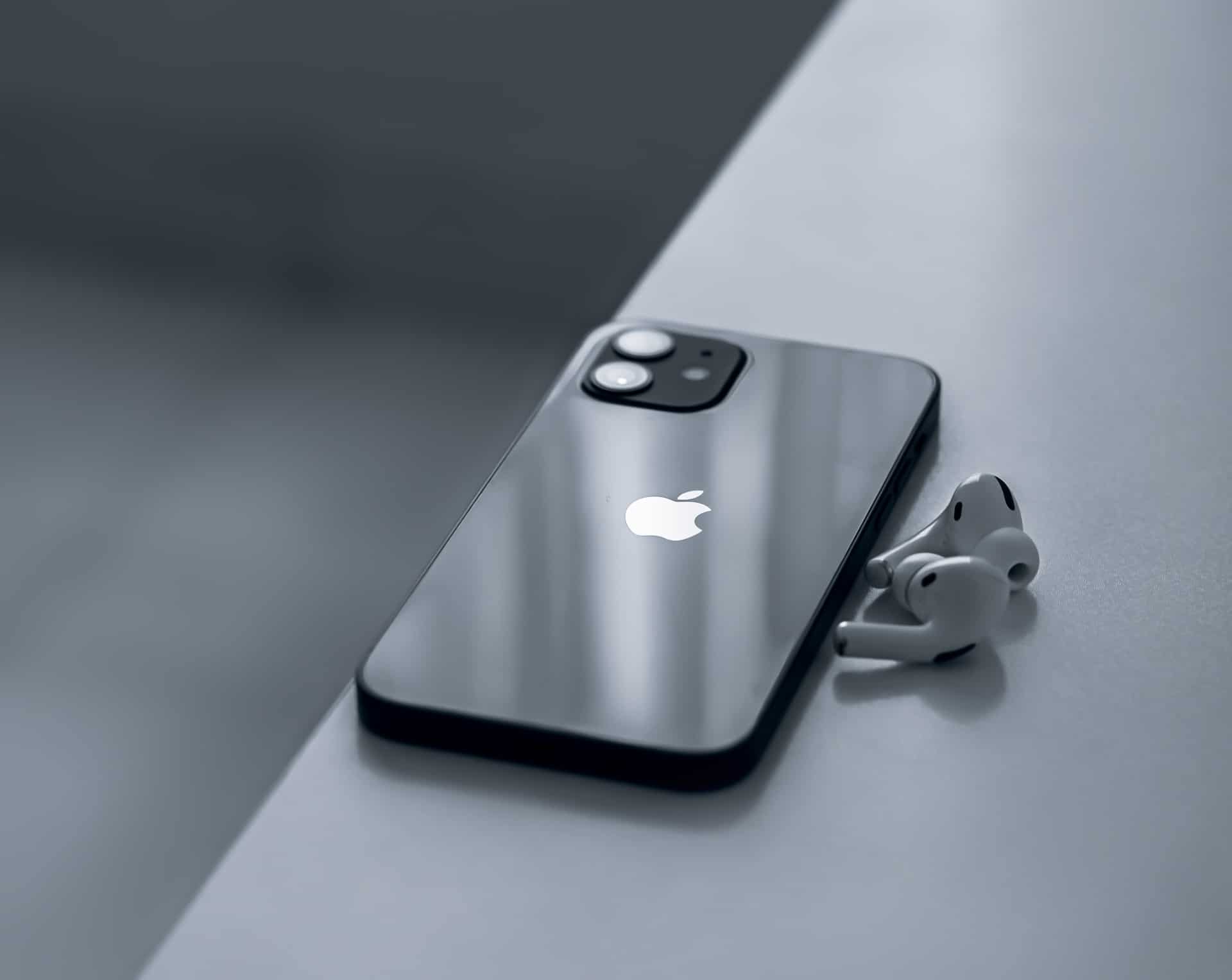 Imagem mostra iPhone deixado em cima de uma mesa. Atualização do Find my Phone, no iOS 15, permitirá rastreamento mesmo com celular apagado ou desligado