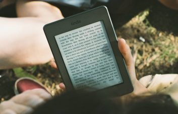 Vale a pena comprar Kindle quando você pode ler no app no celular?