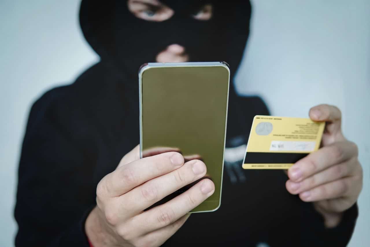 Ladrão com cartão e celular