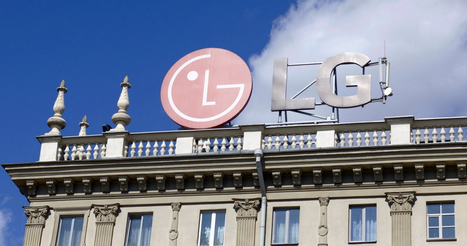 Imagem mostra logo da LG, que pode vender celulares Samsung e Apple em suas lojas na Coreia do Sul
