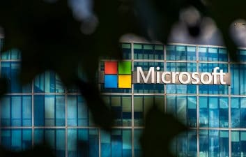 CEO da Microsoft ataca Apple e promete isentar desenvolvedores de apps de taxas