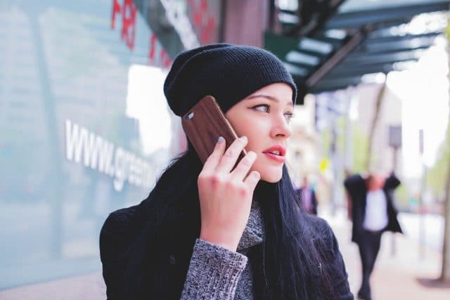 Imagem mostra mulher falando ao celular