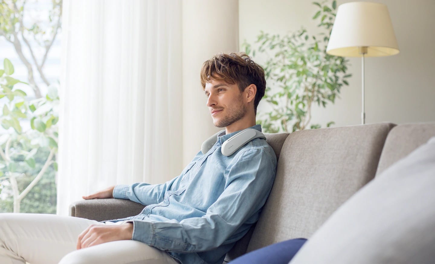 homem com um Neck Speaker da Sony, dispositivo bem próximo ao que seria uma Neckband da empresa