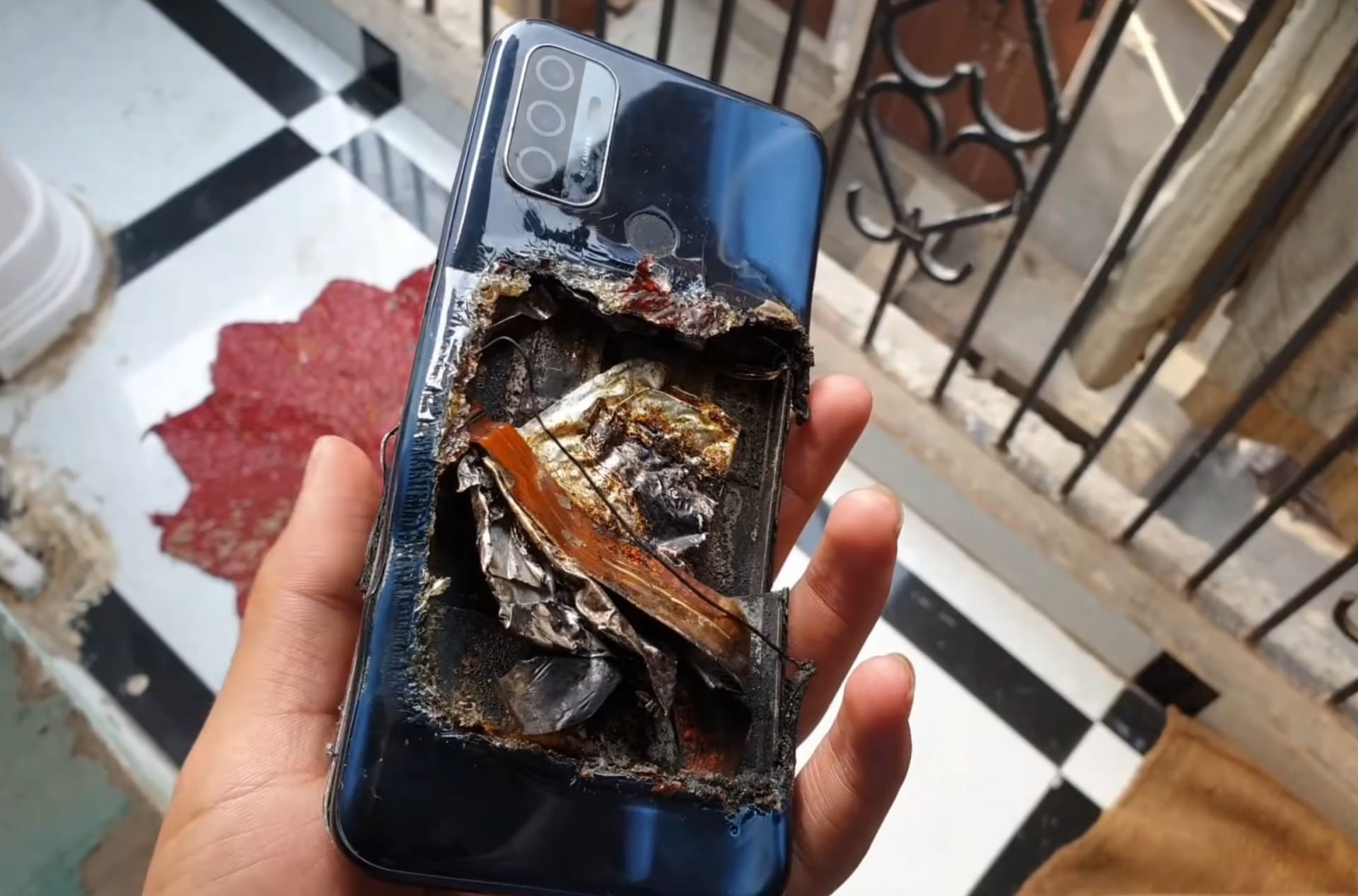 Imagem mostra Oppo A53 após supostamente explodir dentro do bolso da calça de um usuário