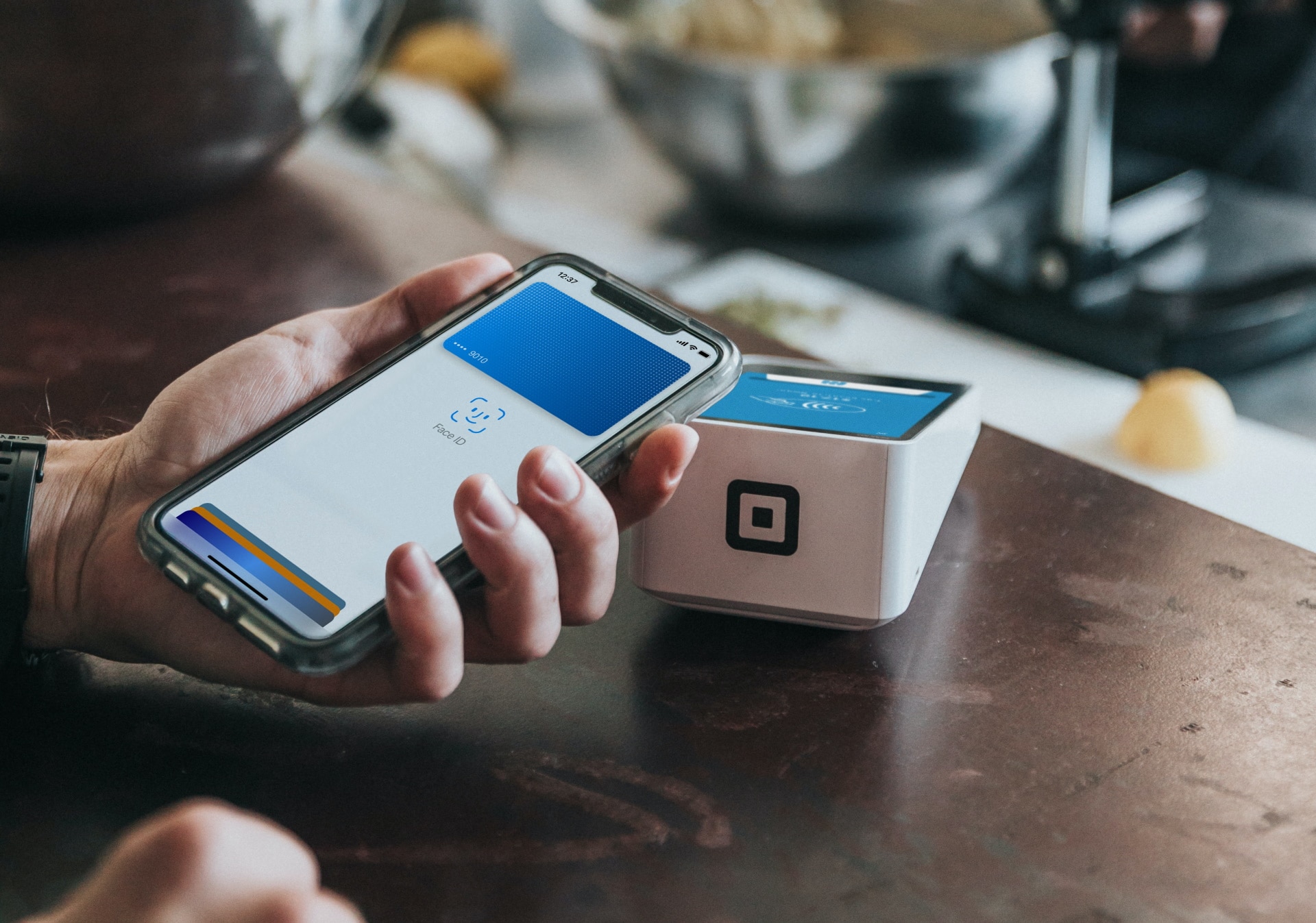 Imagem mostra pessoa utilizando pagamento por aproximação similar ao LG Pay, que será desativado pela fabricante neste ano