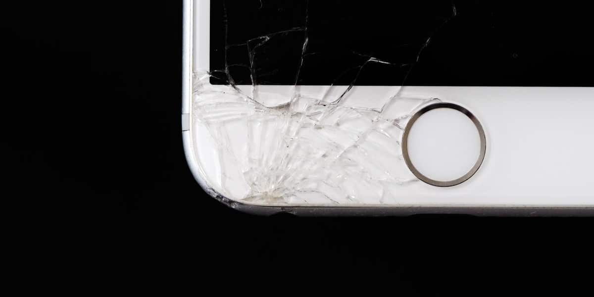 Celular com a tela rachada