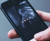 Empresa colocando tablets com anúncios com reconhecimento facial em Ubers