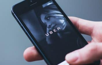Empresa colocando tablets com anúncios com reconhecimento facial em Ubers