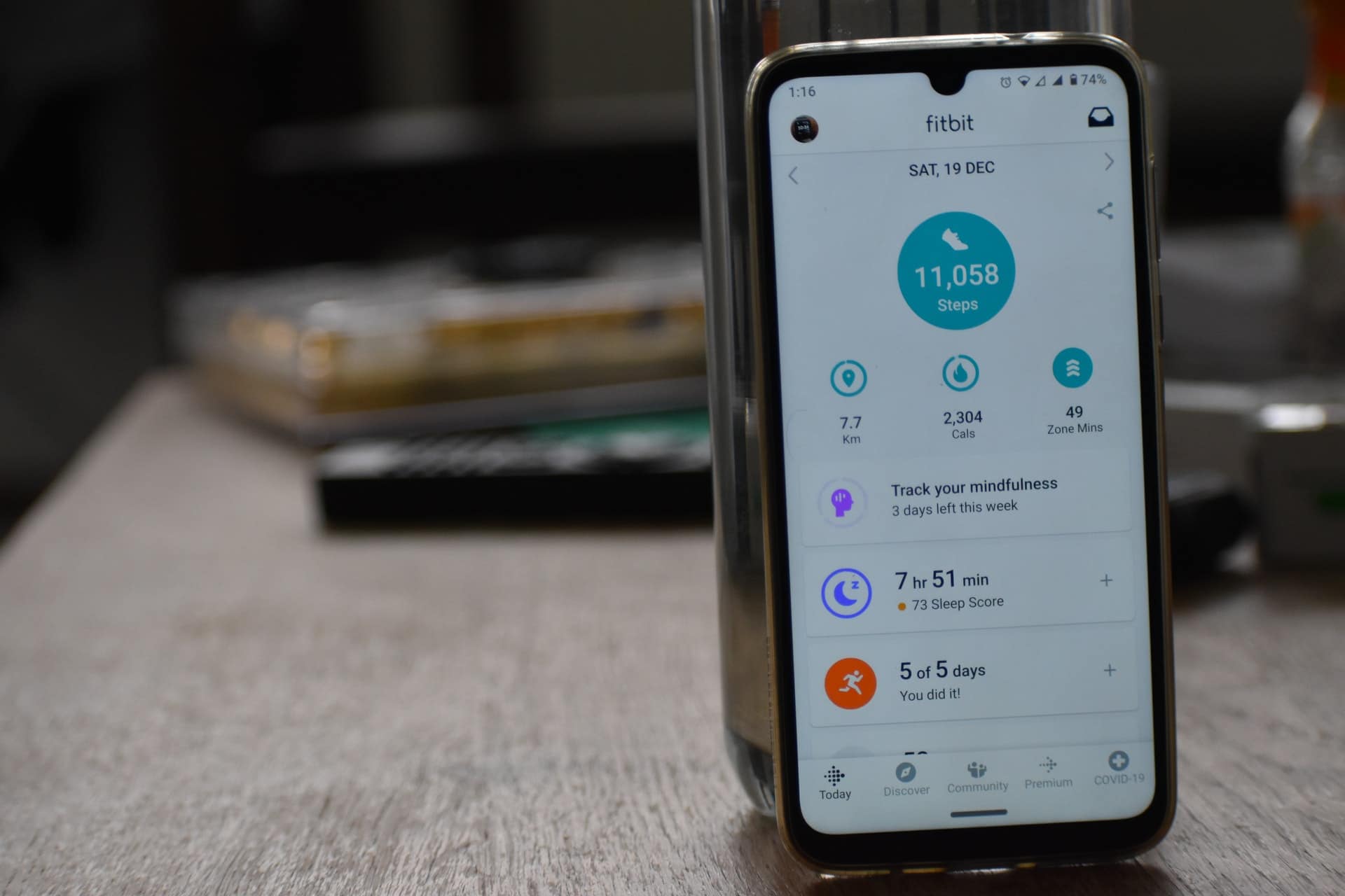 tela de celular com o app Fitbit, adquirido pelo Google e que recebeu funcionários transferidos do Google Health