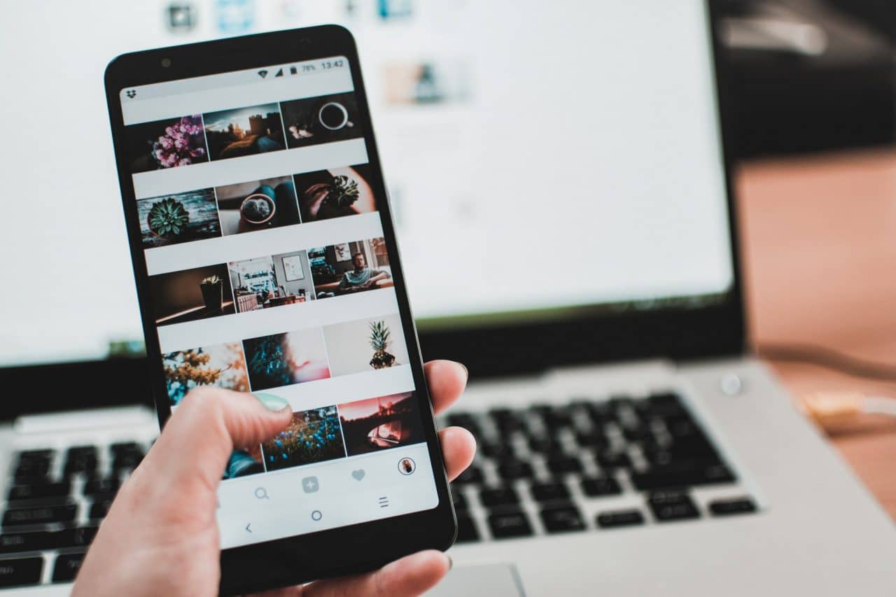 celular com imagens do Instagram e um notebook atrás, remetendo ao Instagram que vai permitir postar pelo computador