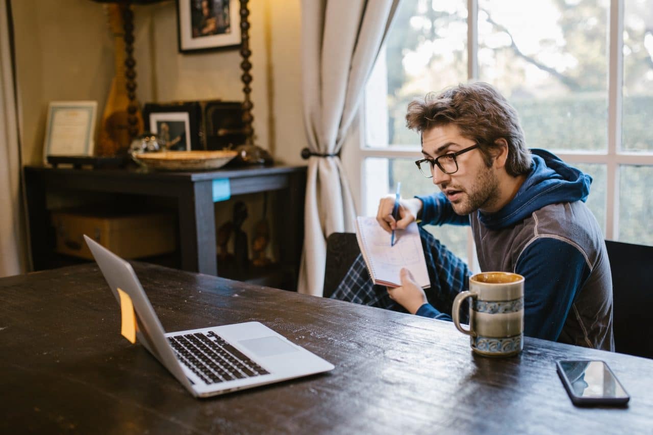 homem usando o Google Meet com seus novos recursos