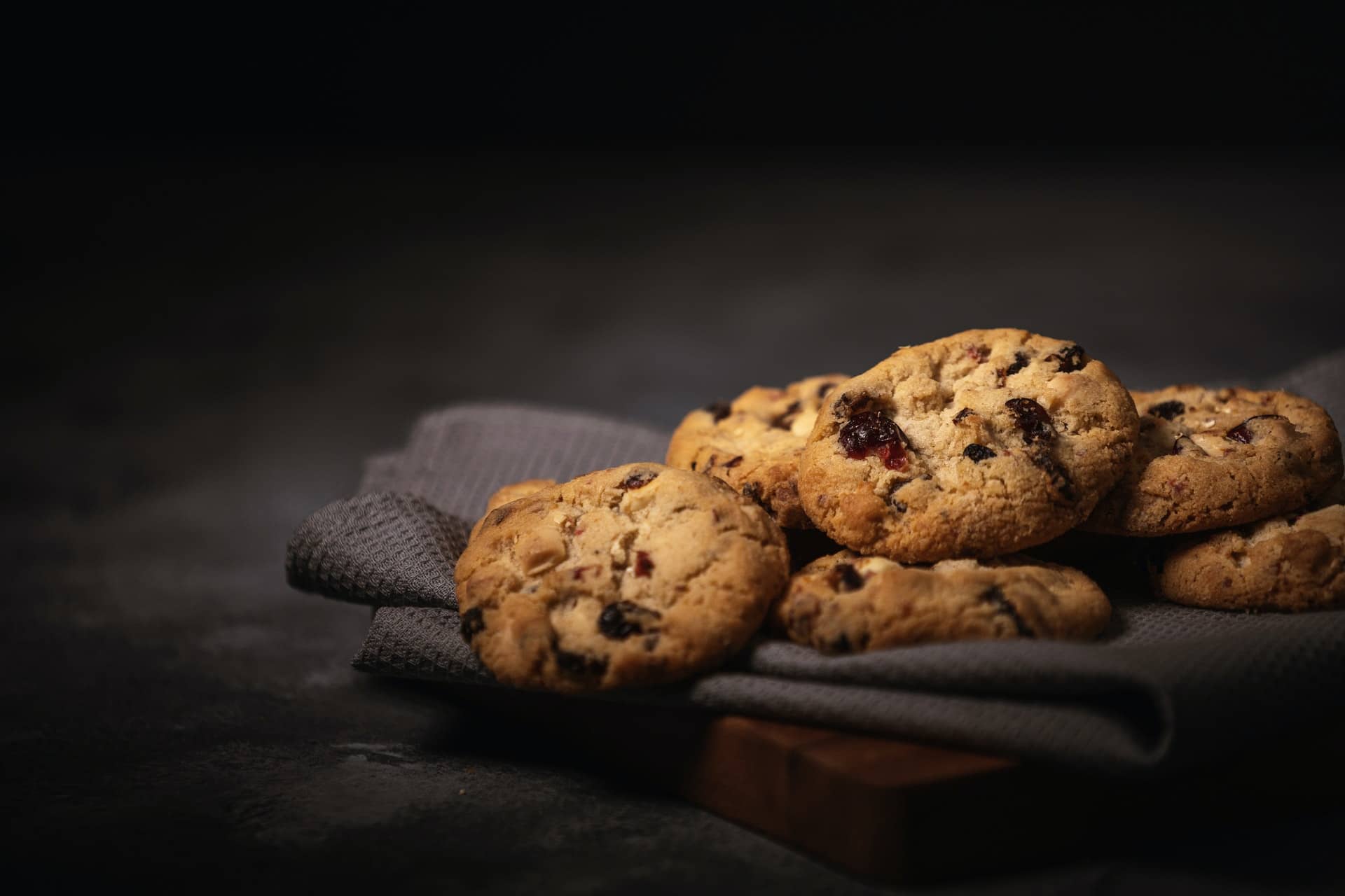 Imagem mostra uma porção de cookies em uma mesa, fazendo referência ao fato do Google propor acabar com os cookies no Google Chrome
