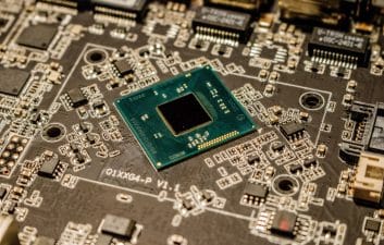 Crise na produção de chips pode durar dois anos, diz CEO da Intel