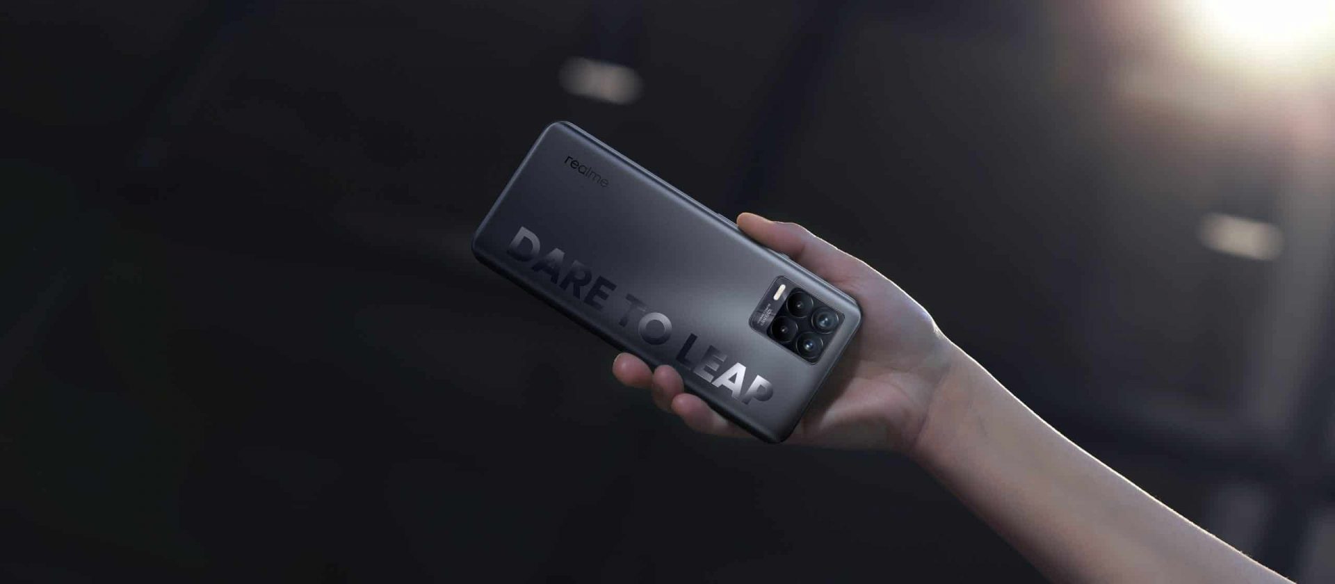 Imagem promocional do Realme 8 Pro, com câmera de 108 MP