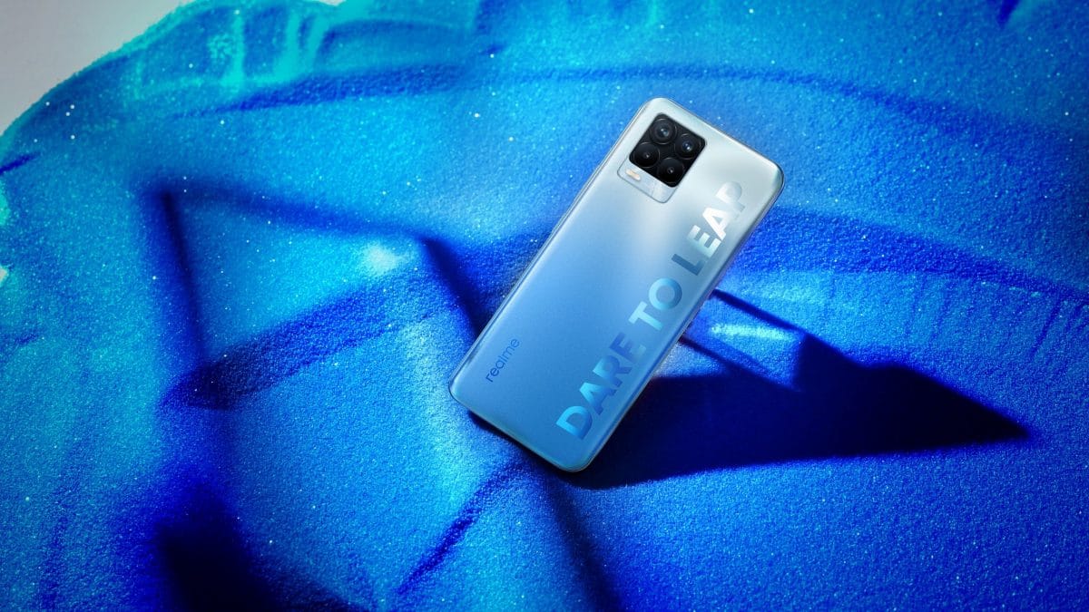 Imagem promocional do Realme 8 Pro, com câmera de 108 MP