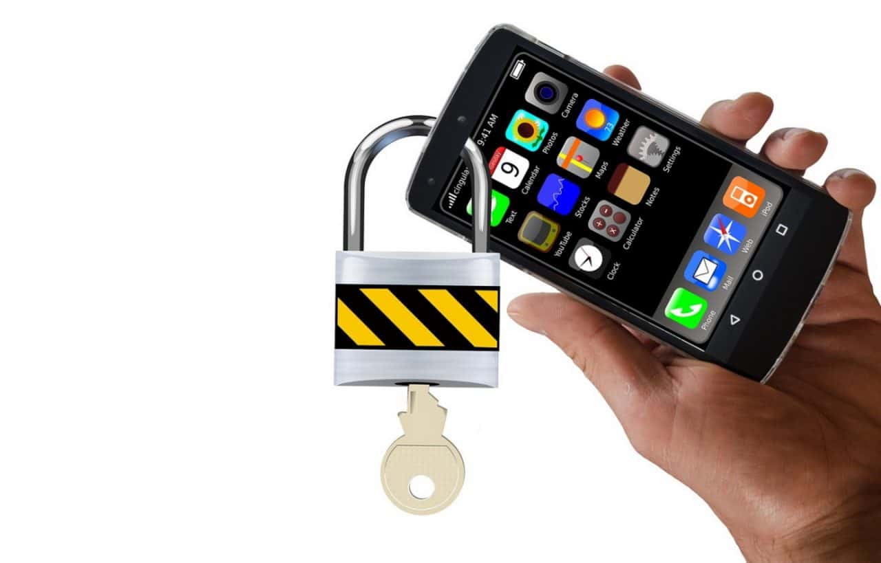 Imagem mostra pessoa segurando smartphone com cadeado pendurado, simbolizando operação da Anatel, que apreendeu um milhão de produtos não homologados