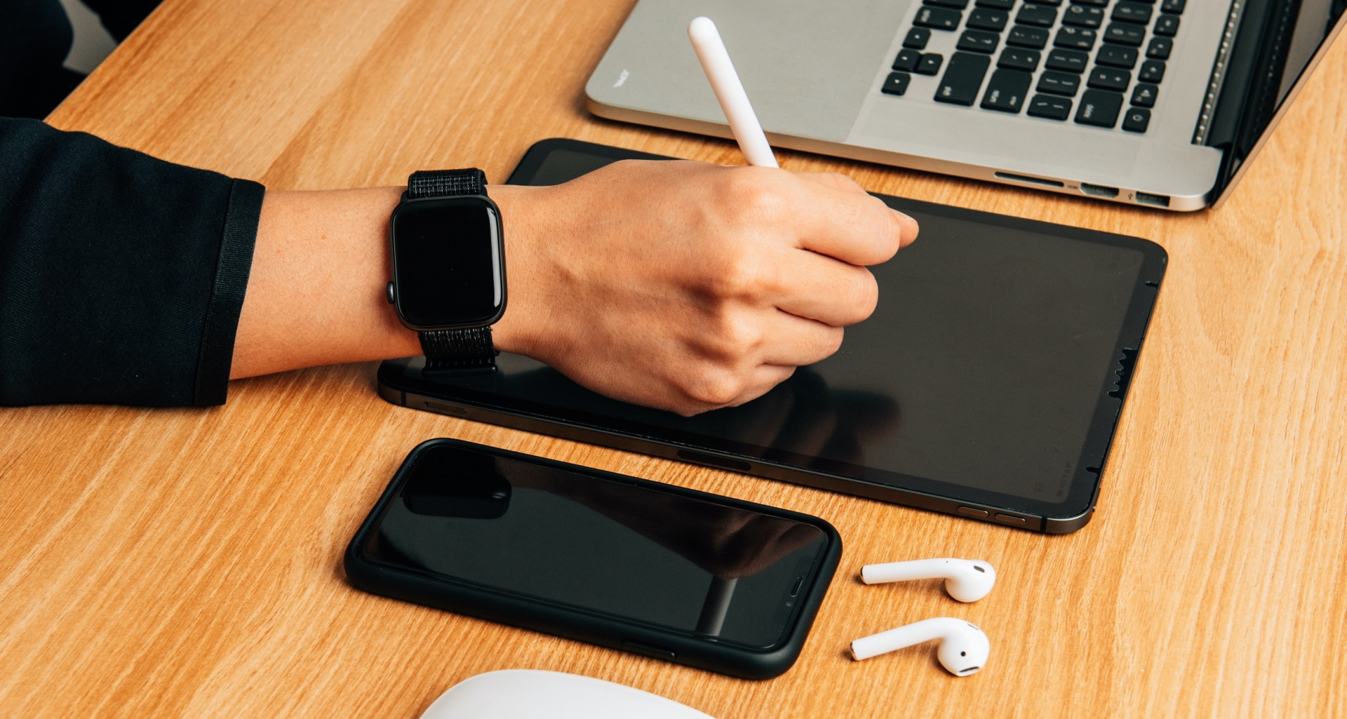 Imagem mostra pessoa mexendo em tablet com smartwatch no pulso e smartphone ao lado. Projeto da Samsung é ter tela destacável que vire relógio inteligente