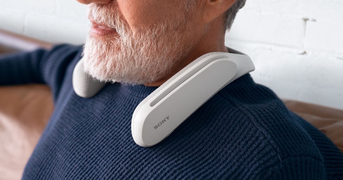 homem com um Neck Speaker da Sony, dispositivo bem próximo ao que seria uma Neckband da empresa
