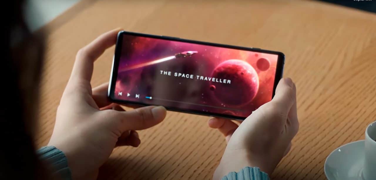 Captura de tela do vídeo dos fones TWS da Sony que mostra o possível Xperia 1 IV