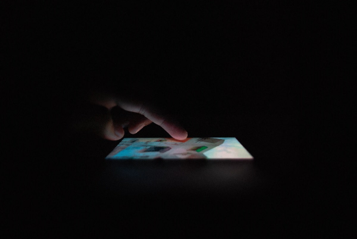 Tela AMOLED brilhando no escuro