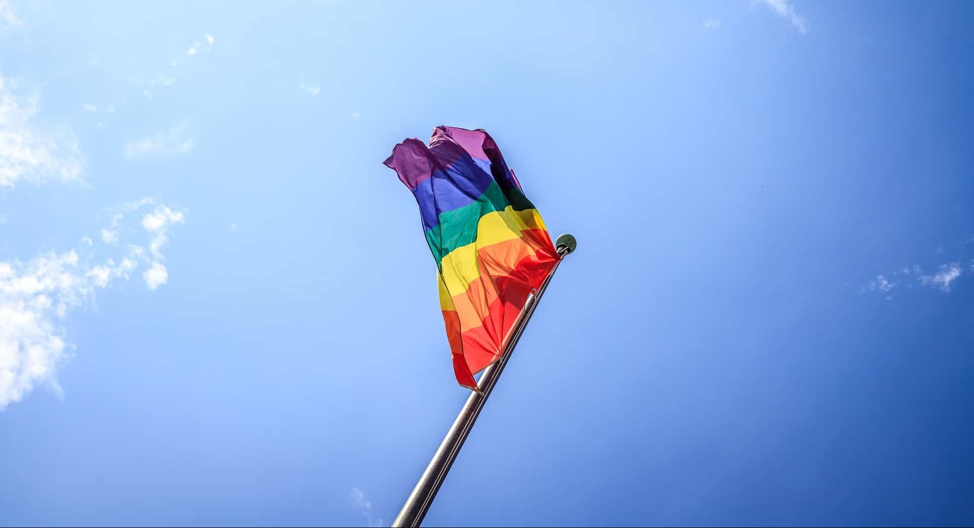 Linkedin aproveita o mês do orgulho LGBTQIAP+ para lançar recurso de pronomes de tratamentos para seus usuários. Imagem: Tim Bieler/Unsplash