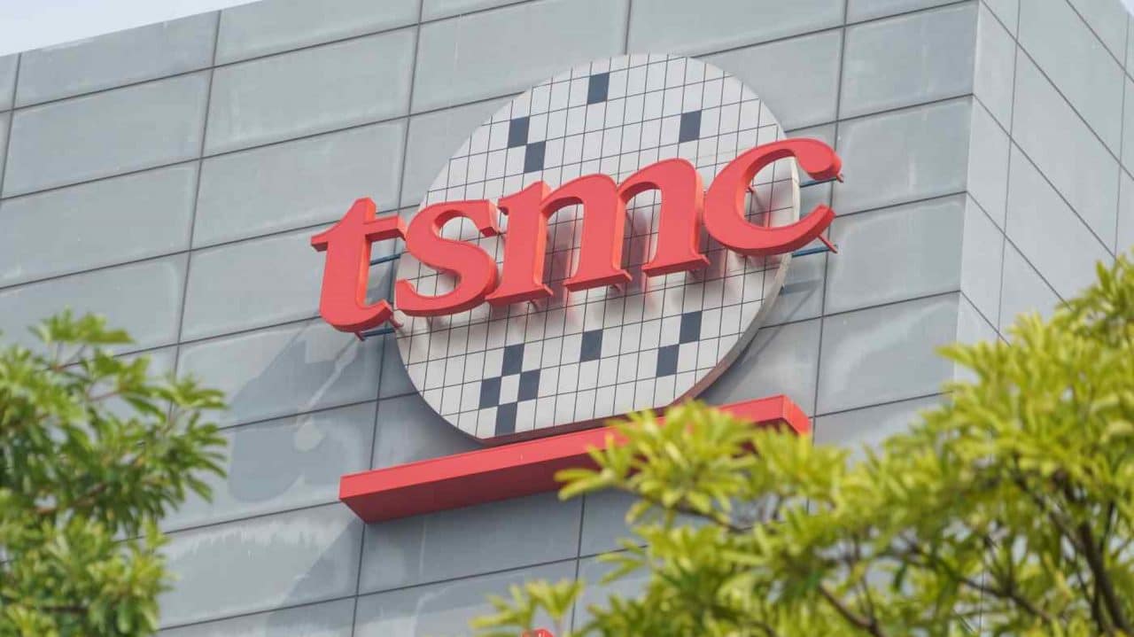 Imagem mostra logo da TSMC em fachada. Empresa pode abrir primeira fábrica de chips no Japão este ano