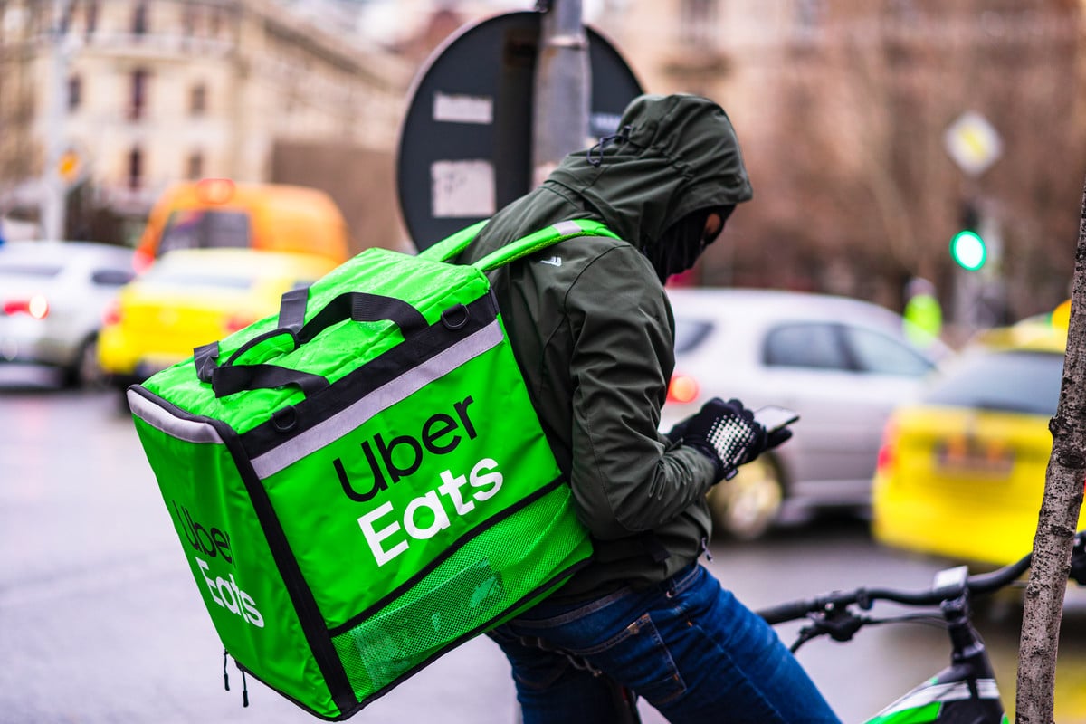 Foto de entregador do Uber Eats