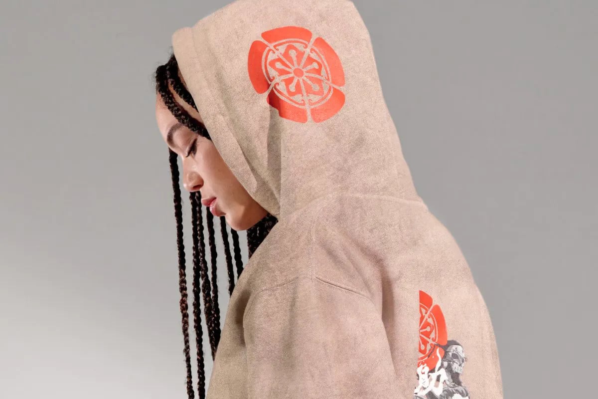 Modelo com hoodie Yasuke na loja do Netflix