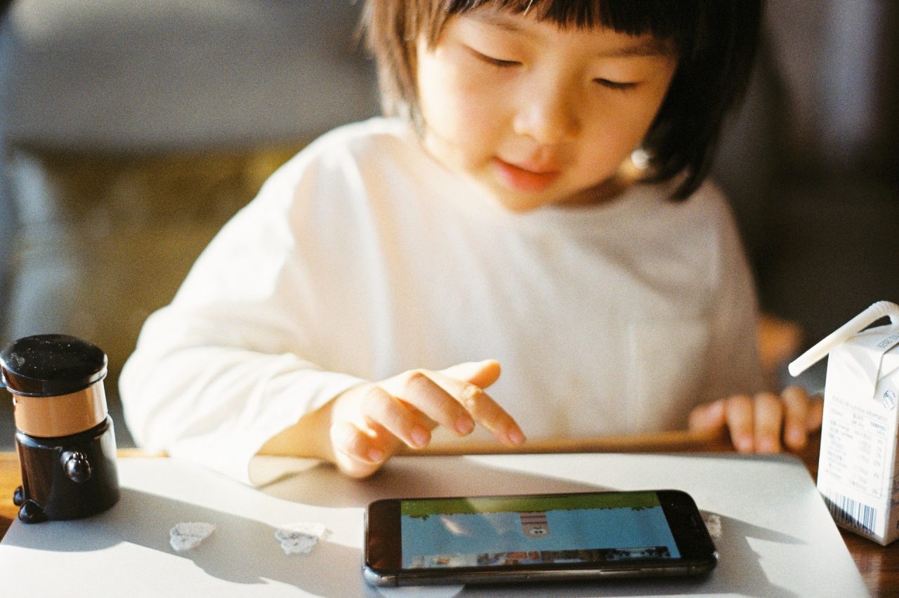 Atualização do Google permite que contas de crianças façam a integração com apps de terceiros no Android. Imagem: zhenzhong liu/Unsplash