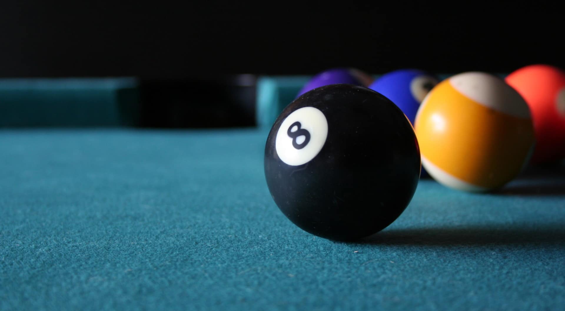 Imagem mostra mesa de sinuca e bola 8 em destaque. Presidente da iQOO postou vídeo jogando e acendendo curiosidade sobre chegada do iQOO 8