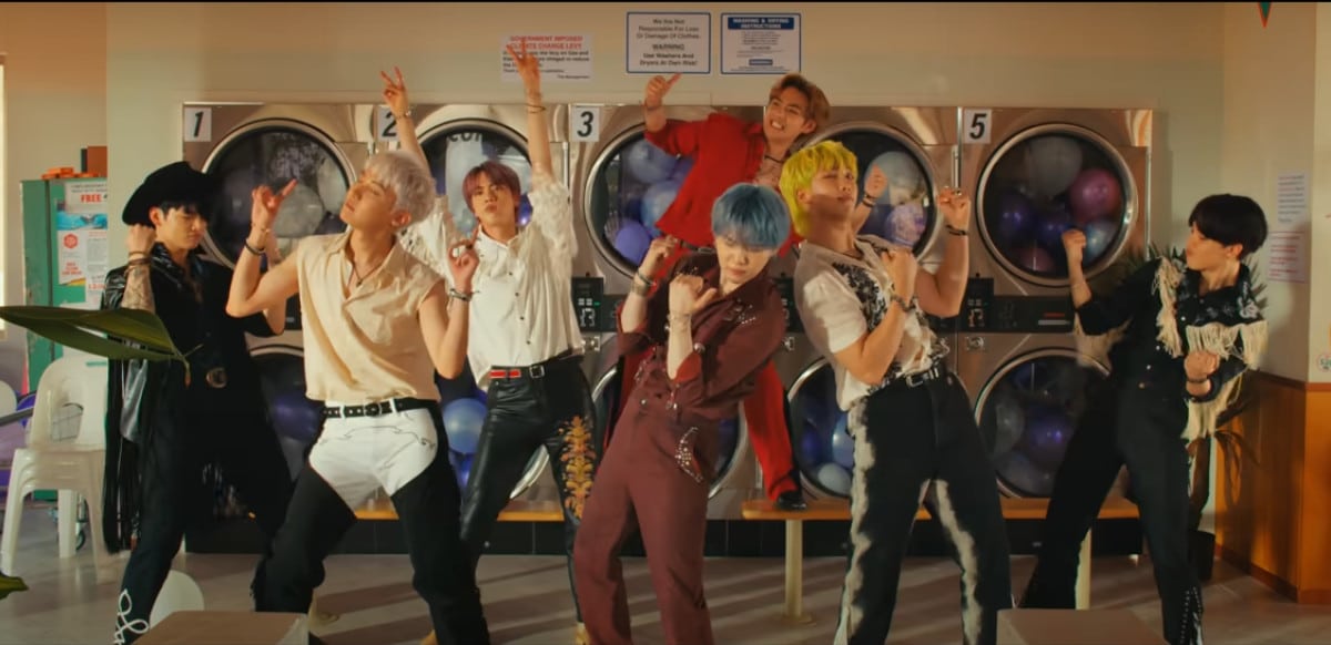 BTS no clipe Permission to Dance no YouTube