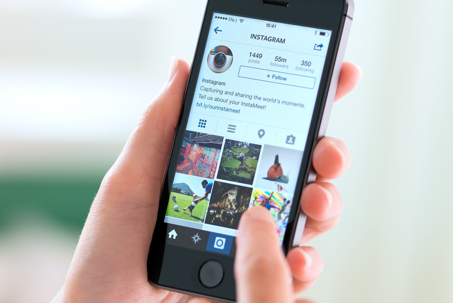 Celular com fotos do Instagram aberto